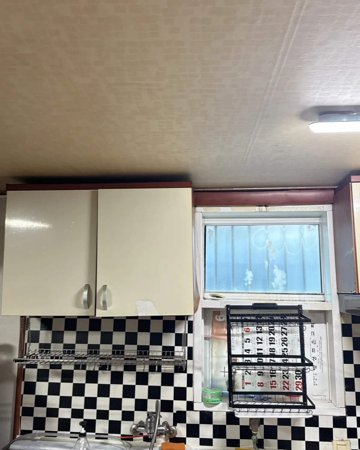 이사전싱크대교체 상부장 교체 작업 전